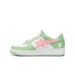 グリーンとピンクのカラーブロックデザインのBAPE STA ホワイトスニーカー