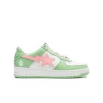 グリーンとピンクのカラーブロックデザインのBAPE STA ホワイトスニーカー