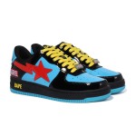 검은색, 파란색, 빨간색 디자인의 BAPE STA x Marvel 블랙 위도우 스니커즈