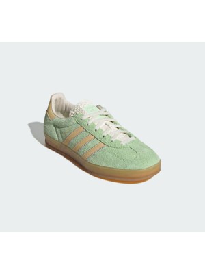 Adidas Gazelle Indoor IE2948 – Grüne Wildlederschuhe mit Beigen Streifen & Gummisohle | Retro-Charme und Alltagstauglicher Komfort