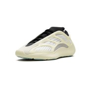 아디다스 Yeezy 700 V3 Azael FW4980 - 미래지향적 크림 디자인과 편안한 스트릿웨어 스니커즈