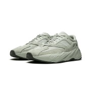 アディダス Yeezy Boost 700 Salt EG7487 - クリーンなグレーとホワイトの配色と快適なクッション性スニーカー