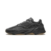 アディダス Yeezy Boost 700 Utility Black FV5304 - オールブラックのミニマルデザインと快適なクッション性スニーカー