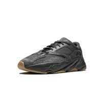 アディダス Yeezy Boost 700 Utility Black FV5304 - オールブラックのミニマルデザインと快適なクッション性スニーカー