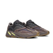 アディダス Yeezy Boost 700 Inertia EG7597 - 爽やかなグレーとブルーの配色と快適なクッション性スニーカー