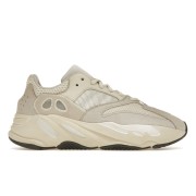 アディダス Yeezy Boost 700 Analog EG7596 - 洗練されたベージュデザインと快適なクッション性のスニーカー