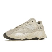 アディダス Yeezy Boost 700 Analog EG7596 - 洗練されたベージュデザインと快適なクッション性のスニーカー