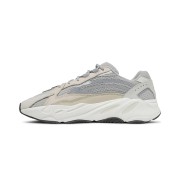 アディダス Yeezy Boost 700 V2 Cream GY7924 - 柔らかなクリームカラーと快適なクッション性のスニーカー