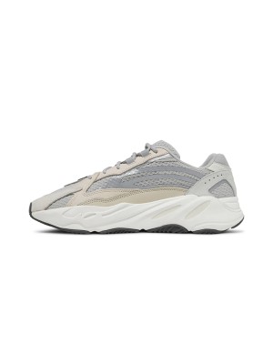 아디다스 Yeezy Boost 700 V2 Cream GY7924 - 부드러운 크림 컬러와 편안한 쿠셔닝 스니커즈