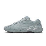 Adidas Yeezy Boost 700 V2 Hospital Blue FV8424 - ソフトブルーカラーのスニーカー