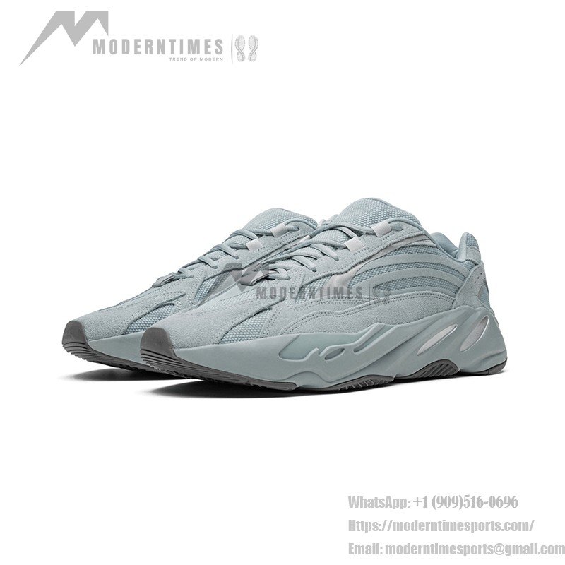 Adidas Yeezy Boost 700 V2 Hospital Blue FV8424 - ソフトブルーカラーのスニーカー