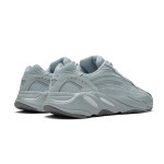 Adidas Yeezy Boost 700 V2 Hospital Blue FV8424 - ソフトブルーカラーのスニーカー