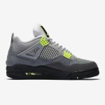 グレーとネオンの Air Jordan 4 Retro SE Neon 95 CT5342-007 スニーカー