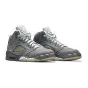 Air Jordan 5 Retro 136027-005 - Graue Wildleder-Sneaker mit Reflektierender Zunge & Transparenter Sohle | Ikonisches Design und Alltagstauglicher Komfort