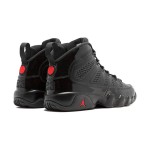 Air Jordan 9 Retro "Bred Patent" ブラックパテントレザーとレッドバスケットボールスニーカー