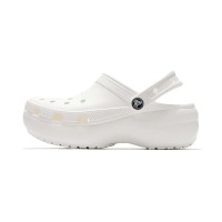 Crocsクラシッククラウズレトロビーチシューズホワイト 206750-100 - 軽量で快適な夏の必需品