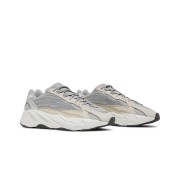 アディダス Yeezy Boost 700 V2 Cream GY7924 - 柔らかなクリームカラーと快適なクッション性のスニーカー