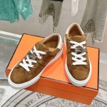 Hermes H232176Z 90350 Brown & White Sneakers – Iconic Design and Premium Craftsmanship Hermes Mens Sneaker H232176Z 90350 in Brown and White – Front View of Luxury Sneakers with Contrasting Stripes