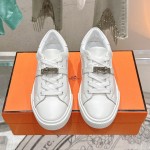 Hermes H232176Z 90350 Beige & White Sneakers – Iconic Design and Craftsmanship Hermes Mens Sneaker H232176Z 90350 in Beige and White – Front View of Luxury Sneakers with Contrasting Stripes