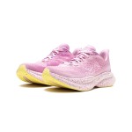 HOKA Mach 6 ランニングシューズ、ピンクトワイライトとレモネードカラー、軽量クッションとスタイリッシュなデザイン。