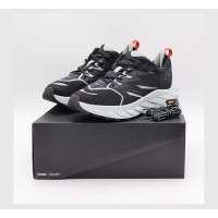 HOKA ONE ONE x WTAPS コラボ Anacapa Low Gore-Tex トレイルシューズ (1155397-JTB) - ジェットブラック、防水Vibramアウトソール付き