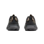 HOKA Clifton LS x Satisfy ランニングシューズ、Forged Ironカラー、クッション性とウェーブパターンのデザインが特徴の限定版。