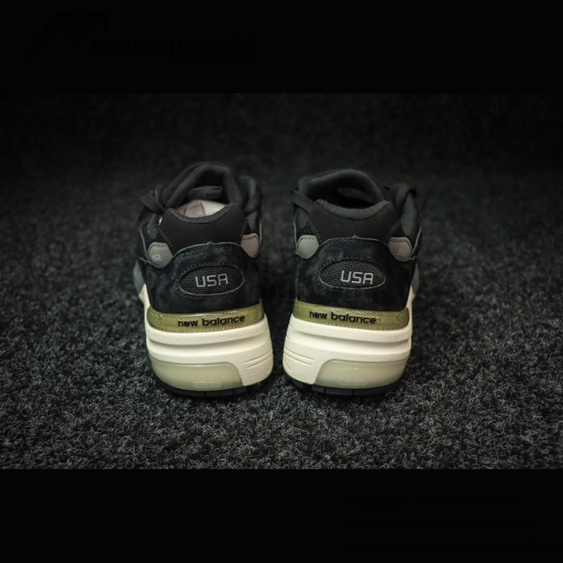 New Balance M992BL Black Sneakers – NB992 Series Lifestyle Shoe New Balance M992BL Black Sneakers Front View – Unisex NB992 Running Shoes