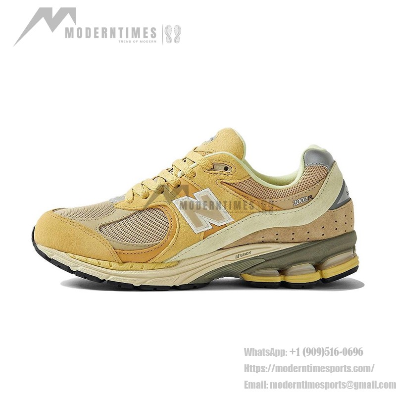 New Balance AURALEE x 2002R Sand M2002RE1 스니커즈 – 스웨이드와 메쉬 디자인