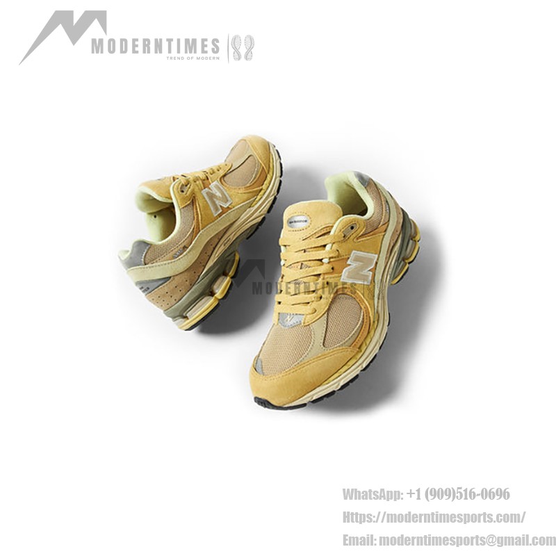 New Balance AURALEE x 2002R Sand M2002RE1 스니커즈 – 스웨이드와 메쉬 디자인