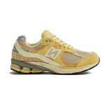 New Balance AURALEE x 2002R Sand M2002RE1 스니커즈 – 스웨이드와 메쉬 디자인