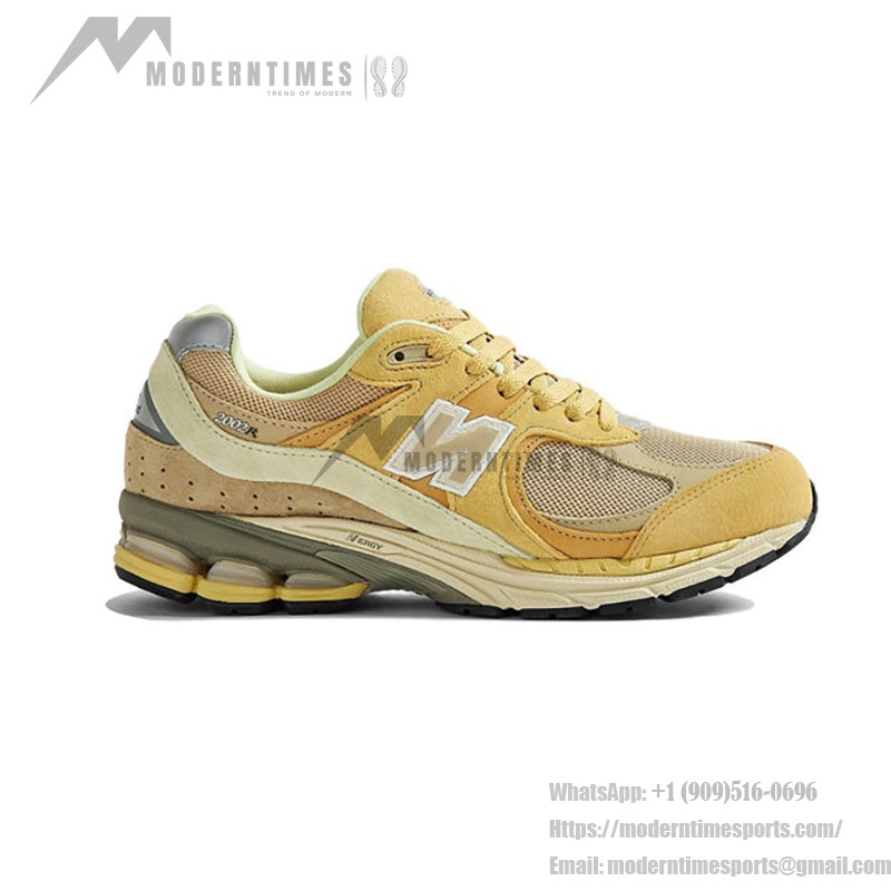 New Balance AURALEE x 2002R Sand M2002RE1 스니커즈 – 스웨이드와 메쉬 디자인