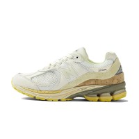 New Balance AURALEE x 2002R White M2002RA1 – 究極の快適さとスタイルを提供するプレミアムスエード＆メッシュスニーカー