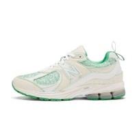 New Balance GANNI x 2002R Turtledove M2002RGC – 鮮やかな緑のアクセントが特徴のプレミアムスエード＆メッシュスニーカー