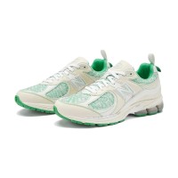 New Balance GANNI x 2002R Turtledove M2002RGC – 생동감 있는 그린 액센트가 돋보이는 프리미엄 스웨이드 & 메쉬 스니커즈