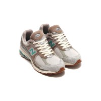 New Balance Atmos x 2002R Oasis M2002RAM – 究極の快適さとスタイルを提供するプレミアムスエード＆メッシュスニーカー