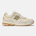 New Balance x Joe Freshgoods 2002R 'Conversations Amongst Us' M2002RJ1 스니커즈 – 크림 & 옐로우 스웨이드 메쉬 디자인