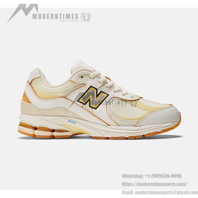 New Balance x Joe Freshgoods 2002R 'Conversations Amongst Us' M2002RJ1 스니커즈 – 크림 & 옐로우 스웨이드 메쉬 디자인