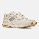 New Balance x Joe Freshgoods 2002R 'Conversations Amongst Us' M2002RJ1 스니커즈 – 크림 & 옐로우 스웨이드 메쉬 디자인