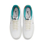 Nike Air Force 1 Low "Next Nature" DM0970-111 오렌지와 그린 포인트가 있는 흰색 스니커즈