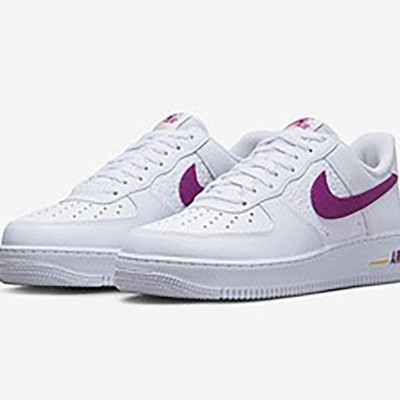 Nike Air Force 1 Low EMB 'Bold Berry' - Weiße Sneaker mit Lila Swoosh & Gelben Akzenten für einen Lebendigen Look | FJ4209-100