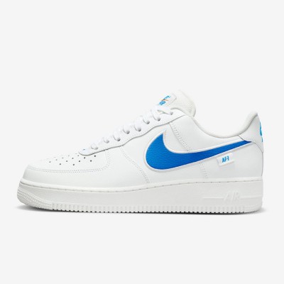 Nike Air Force 1 Low FN7804-100 - Weiße Sneaker mit leuchtend blauem Swoosh für einen frischen, minimalistischen Stil