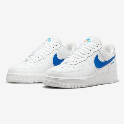 Nike Air Force 1 Low FN7804-100 - Weiße Sneaker mit leuchtend blauem Swoosh für einen frischen, minimalistischen Stil