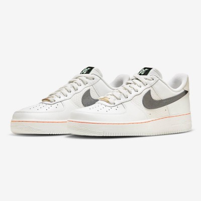 Nike Air Force 1 Low FN8892-191 - Cremefarbene Sneaker mit strukturiertem schwarzem Swoosh und subtilen orangenen Akzenten für einen einzigartigen Streetwear-Stil