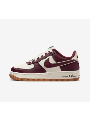 Nike Air Force 1 Low GS DQ5972-100 - 크림 & 버건디 컬러와 고무 밑창의 스니커즈 | 시대를 초월한 스트리트웨어 스타일