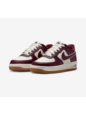 Nike Air Force 1 Low GS DQ5972-100 - ガムソールが特徴のクリーム＆バーガンディスニーカー | 時代を超えたストリートウェアスタイル