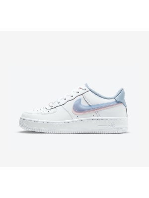 Nike Air Force 1 Low GS 'Double Swoosh' CW1574-100 - 파스텔 핑크와 블루 스우시가 돋보이는 화이트 스니커즈 | 젊고 트렌디한 스트리트 스타일