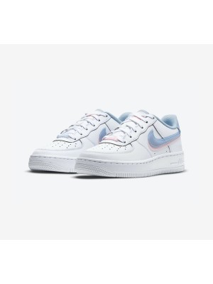 Nike Air Force 1 Low GS 'Double Swoosh' CW1574-100 - 파스텔 핑크와 블루 스우시가 돋보이는 화이트 스니커즈 | 젊고 트렌디한 스트리트 스타일