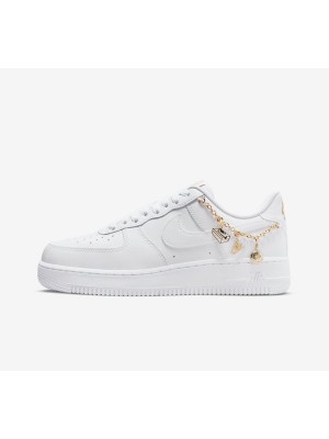 Nike Air Force 1 Low LX 'Lucky Charms' DD1525-100 - 고급스러운 골드 체인과 매력적인 참 장식의 프리미엄 화이트 스니커즈