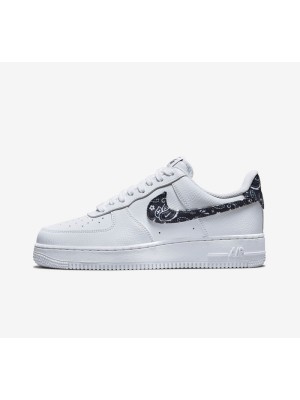 Nike Air Force 1 Low WMNS 'Black Paisley' DH4406-101 - 세련된 블랙 페이즐리 포인트와 함께한 우아한 화이트 스니커즈 | 클래식 스트리트웨어 스타일