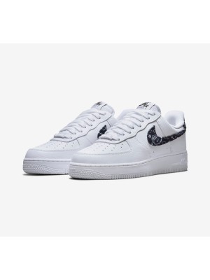 Nike Air Force 1 Low WMNS 'Black Paisley' DH4406-101 - 세련된 블랙 페이즐리 포인트와 함께한 우아한 화이트 스니커즈 | 클래식 스트리트웨어 스타일